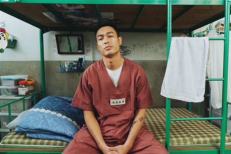 許多監獄題材作品偏重黑暗、衝突或嚴肅感，但《監所男子囚生記》以職場喜劇為主軸，呈現獄警與各種囚犯與獄警間的日常互動與摩擦。