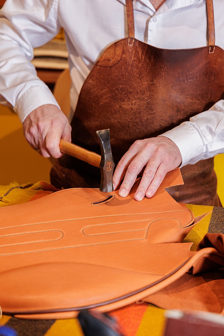 不同於傳統靜態展覽，《愛馬仕匠心工坊》以繽紛色彩引導觀者穿梭其中，沿途可以親自參與多項充滿趣味與創意的互動體驗，包括馬鞍針縫工作坊、皮革音樂裝置、絲巾填色等。