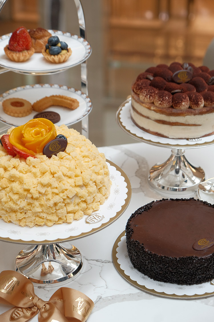 餐點同樣是一場味覺的歷史對話：神級提拉米蘇綿密微甜、慕斯輕盈；潘娜朵妮帶著濃郁義式質地；巧克力塔、Gelato、手工餅乾一字排開，美學級擺盤映射品牌根源