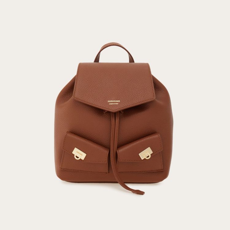 這款全新迷你後背包以小巧比例抓住目光，幾何線條翻蓋搭配抽繩開合，內裡設有襯裡與按扣，日常收納剛剛好。