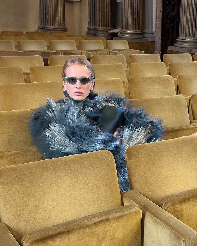 Bottega Veneta 正式發表 2026 春夏系列形象廣告，在品牌迎來 60 週年的重要時刻，Louise Trotter 並未以顛覆性手法宣告新時代，而是選擇回到 Bottega Veneta 最核心的價值——工藝。由風格鮮明、始終游走於真實與張力之間的攝影師 Juergen Teller 掌鏡，並選址於義大利威尼斯拍攝。這不僅是一組形象大片，更是一封獻給品牌起源地——威尼托地區的視覺情書，同時也揭開新任創意總監 Louise Trotter 上任後的全新創意篇章。