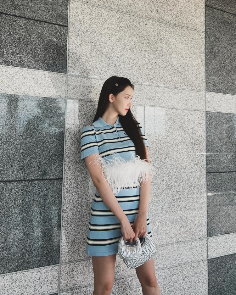 這件Miu Miu短版Polo衫式洋裝，下擺有著羽毛的裝飾，讓比較休閒、運動感的單品，加入了華力的氣場，搭配一對銀色子母包，讓整體造型更有亮點，完美詮釋年下男無法抵擋的鄰家初戀感。