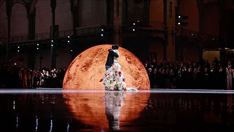 Awar Odhiang謝幕時與Chanel藝術總監Matthieu Blazy相擁