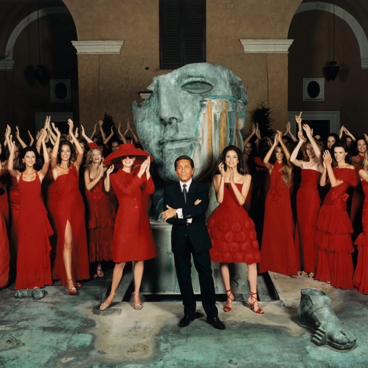 身為 Valentino 的靈魂人物，Valentino Garavani 不僅打造橫跨半世紀的時裝帝國，淨資產高達15億美元，深刻影響了高級訂製與紅毯文化，更曾現身《穿著Prada的惡魔》當中，影響當代的時尚及文化。