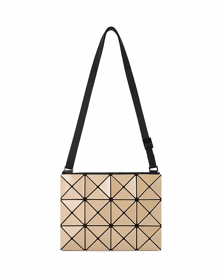 在千禧年推出至今過了25年，Bao Bao稱得上是品牌最具代表性的支線！靠著三角形的拼接設計、好收納的特性，讓Bao Bao賣得嚇嚇叫！今年秋冬我們推薦上圖的肩背小包，換上惹人愛的“燕麥色”來擄獲女人心！