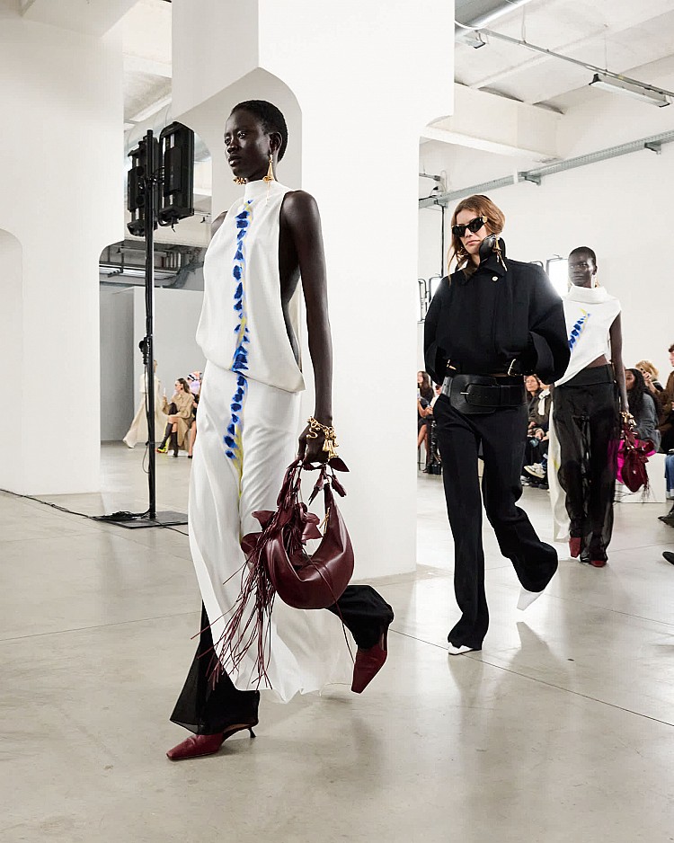 Sportmax 2026春夏系列的剪裁，是結構與感性的完美對話。設計中多處以策略性開口與不對稱剪裁營造「呼吸感」，在硬挺外型中注入柔軟節奏。