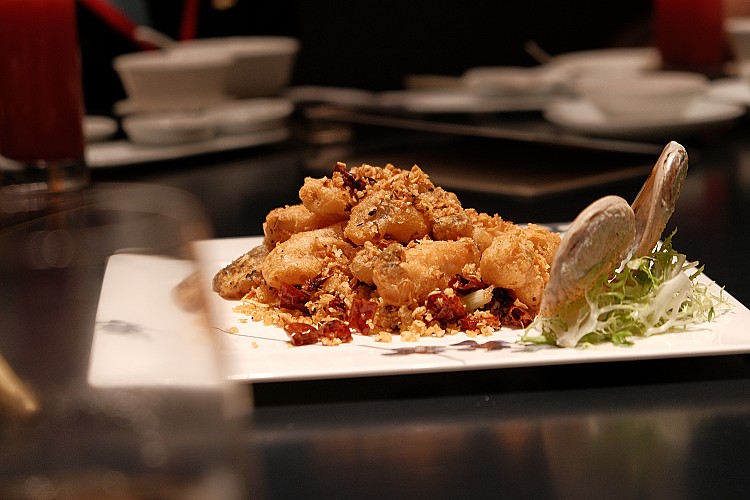 經典「避風塘南非鮑魚」以蒜酥與高溫快炒突顯鑊氣，鮑魚緊實彈牙，海味濃厚。