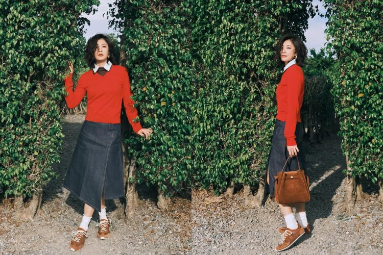 賈靜雯這套以鮮紅針織開場，直接把氣色與精神拉滿，「亮色」也是減齡穿搭的關鍵字。白色領口製造俐落層次，搭配深藍A字丹寧裙與前開衩剪裁，比例被自然拉長。