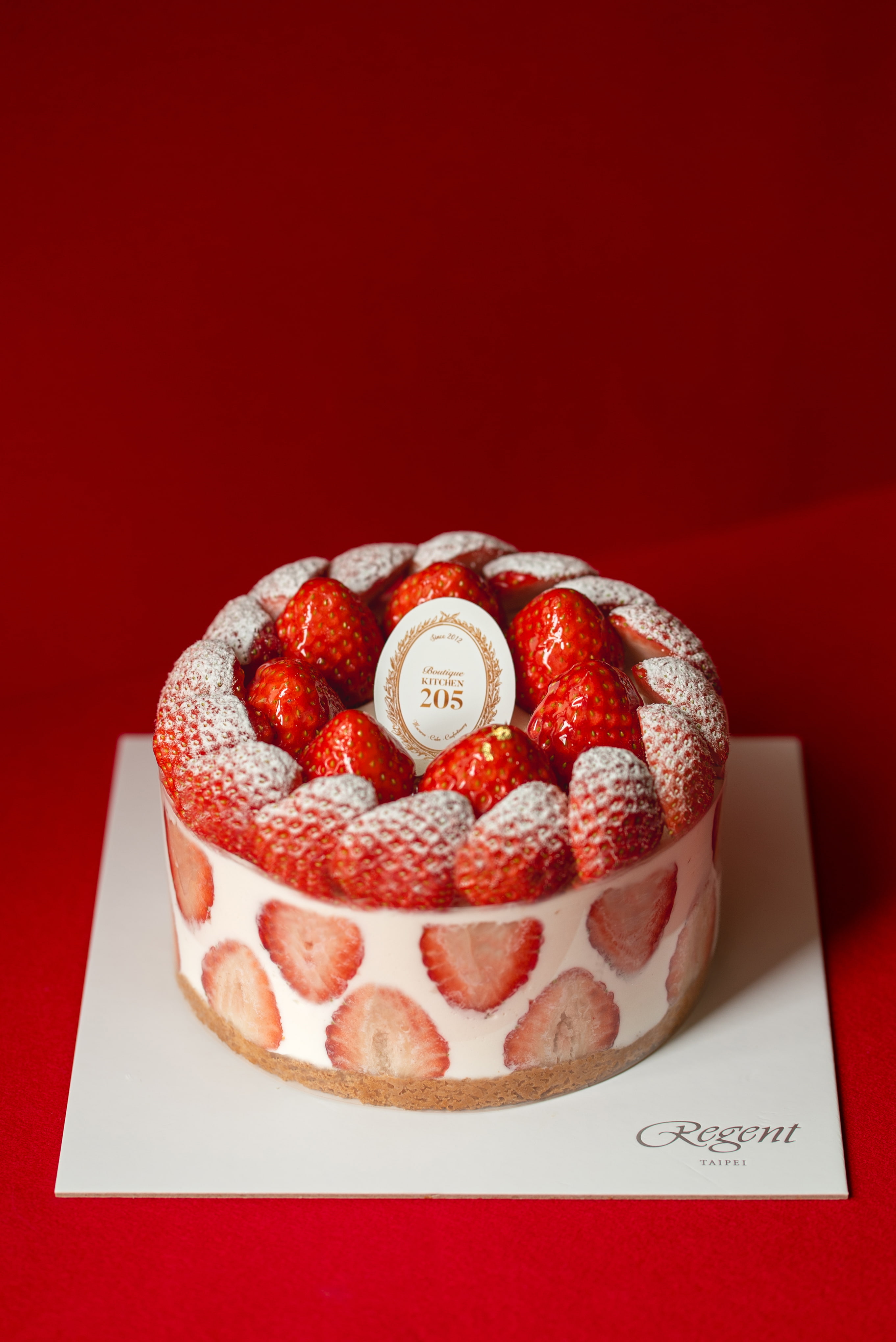 Kitchen205這個被視為韓國「裸感草莓蛋糕」始祖的品牌,招牌「經典草莓園蛋糕」曾在首爾本店創下每30秒賣出一顆的紀錄,實力早已被市場驗證。