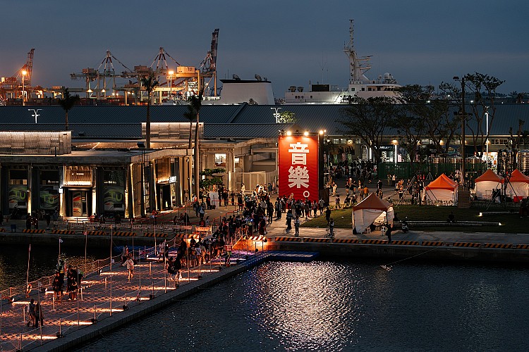 大港開唱從 2006 年於高雄駁二藝術中心展開，並以「人生的音樂祭」作為活動主軸，一開始只有 3 座舞台，參與人潮也只有千人，隨著城市不停更迭進步發展，整體活動場域逐漸擴大，並陸續搭起各式各樣的舞台，邀請不同類型音樂人加入，企圖創造出不同風貌的高雄音樂地景。