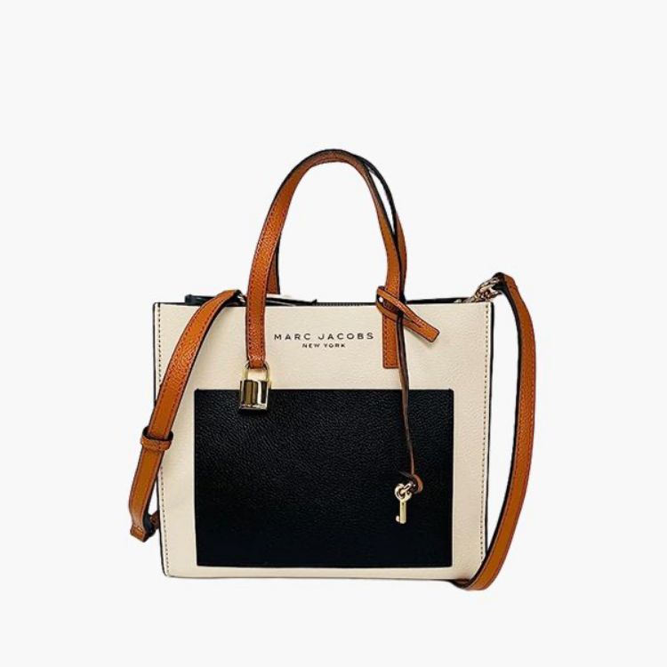 Marc Jacobs托特包以撞色皮革拼接，簡約中帶有品牌標誌性的都會感。結構挺度適中，搭配可拆式肩背帶，可手提也可肩揹的設計，讓它成為那種每天順手就會帶出門的實用型包款。