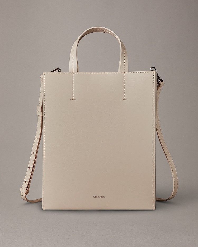 以極簡美學聞名的Calvin Klein,用紙袋造型的迷你托特包,乾淨俐落的線條,包款正面以銀色壓印 logo 點綴,在實用極強的托特包型之中,不失精緻感!