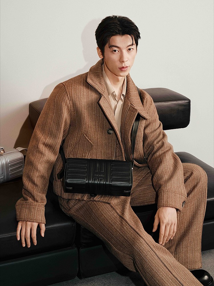 繼Canada Goose、Uniqlo之後，許光漢今年再度拿下時尚品牌代言，出任Rimowa大中華區品牌摯友，形象照中以乾淨利落的西裝為穿搭，手拎黑色旅行袋、點綴綠色行李牌，好期待是不是有機會跟周董同台呢？重現《 三年二班》MV的畫面。