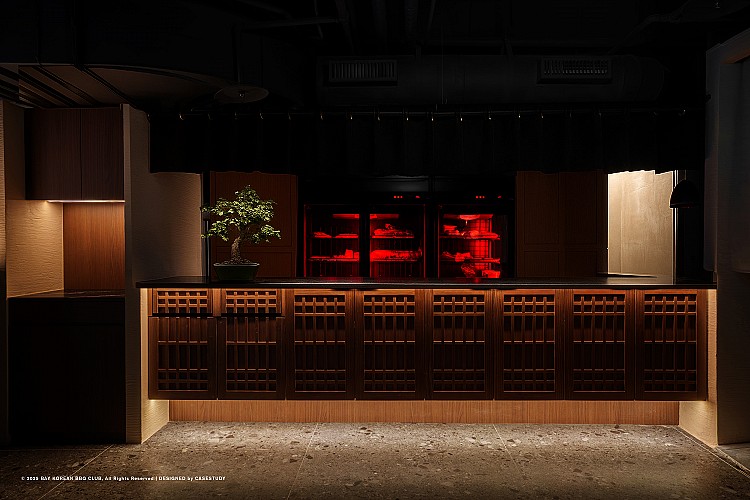 BAY隱身在台中公益商圈商場二樓，三面落地玻璃迎來城市景色