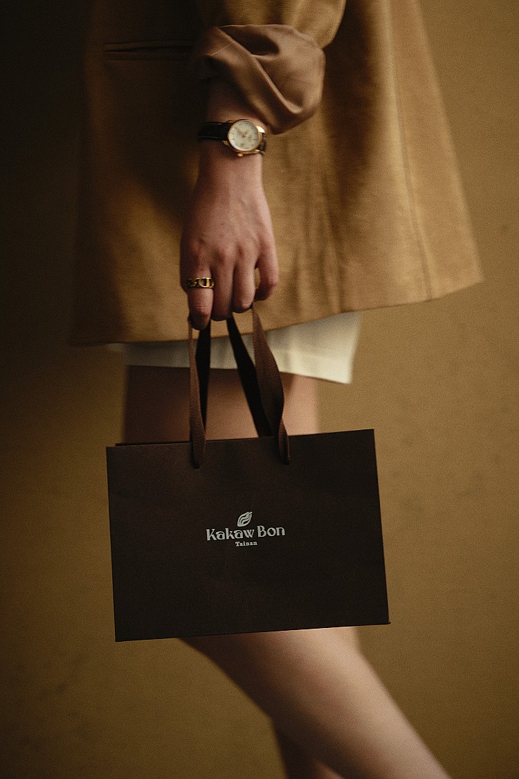 Kakaw Bon 品牌識別與包裝設計由 BEAMS CREATIVE 操刀，將可可豆的自然輪廓、巧克力融化時的流動感視覺化，以自然筆觸描繪輪廓，呼應 Bon Bon 巧克力圓潤的造型，也象徵品牌所要傳遞的手作溫度與情感連結。