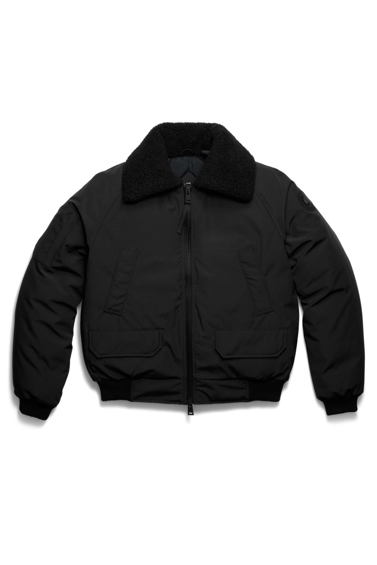 短版飛行員輪廓結合高機能羽絨設定，加上毛茸茸的的立領設計，在穿搭上可以將領片翻出來，也能坐立領的造型，讓這件外套在保暖與造型之間取得恰到好處的平衡。