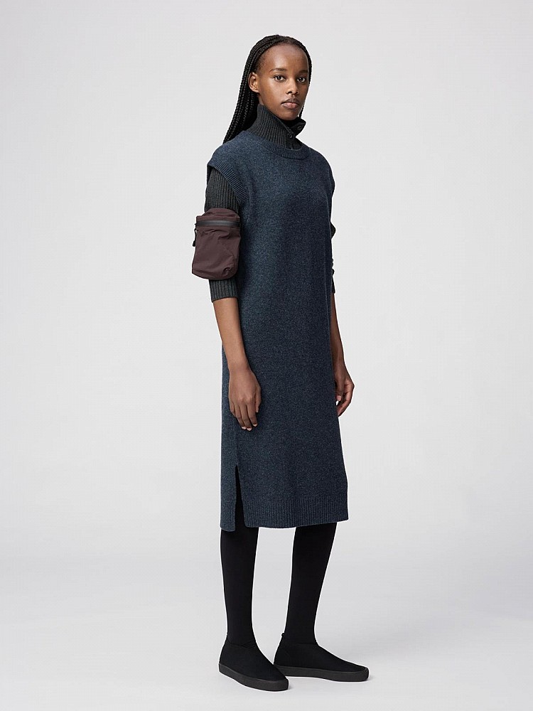 延續著Uniqlo過去的配件的極簡調性，這次的「迷你包」由曾任Hermès創意總監的法國設計師Christophe Lemaire親自操刀，他同時也是「Uniqlo U」系列的靈魂人物，Lemaire延續了極簡美學與高實用主義，讓這款小巧包袋不僅符合日常需求，也能輕鬆融入任何穿搭。