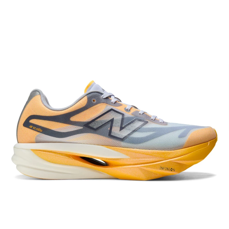 New Balance SC Elite v6女款米橘色,碳纖維推進板結合Infinion輕量泡棉,長距離賽事兼顧推進與穩定,柔和米橘配色清新好搭。