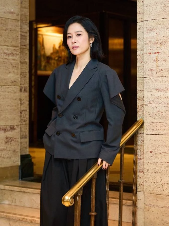 想要讓日常西裝擺脫呆板,建議可以選擇帶有「微解構設計」(如袖口開衩、挖空、不對稱襟位)的款式。下身搭配大廓形的寬褲,不僅能修飾下半身線條,走起路來更自帶一股瀟灑的風骨呢。