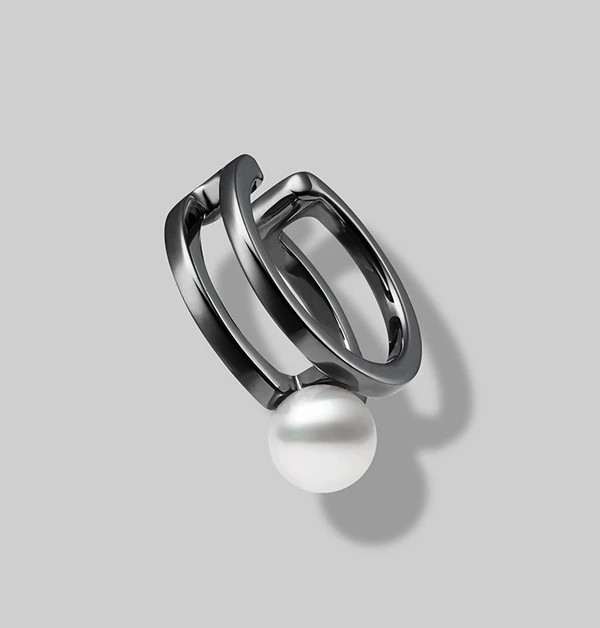 想感受日本皇室御用珠寶的潮流蛻變，Mikimoto「Passionoir」系列，絕對打破你對珍珠的刻板印象！這款耳骨夾，將鍍黑鍍層的銀質線條結合點綴著Akoya珍珠的迷人光芒，兼具酷帥與溫潤感。免耳洞的耳骨夾設計，隨手扣在耳廓上就能散發出低調卻令人無法忽視的暗黑奢華感。（商品價格約：NTD 10,000）
