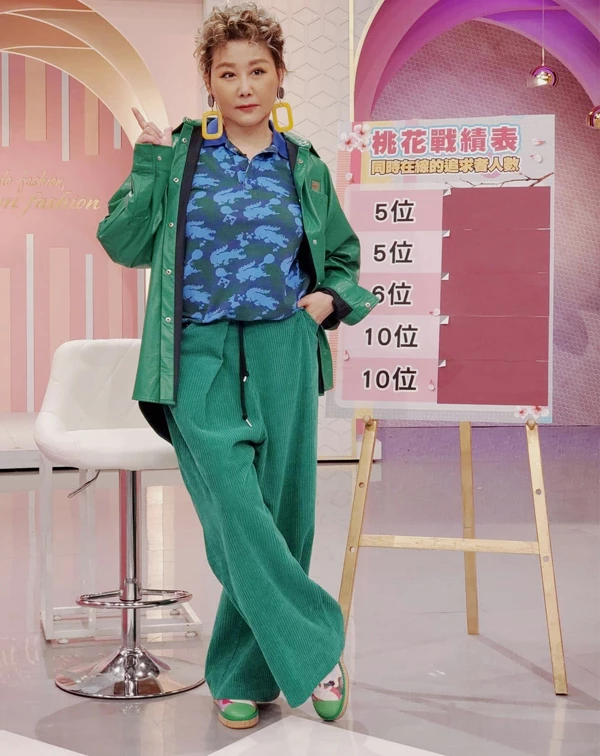 同齡女性若想嘗試繽紛色彩,可以從「同色系,但不同材質」著手,例如深綠毛衣搭亮綠長褲;或者,選用一件鮮豔的上衣及外套作為全身視覺焦點,其他部分保持素雅,就能輕鬆提亮膚色與精氣神。