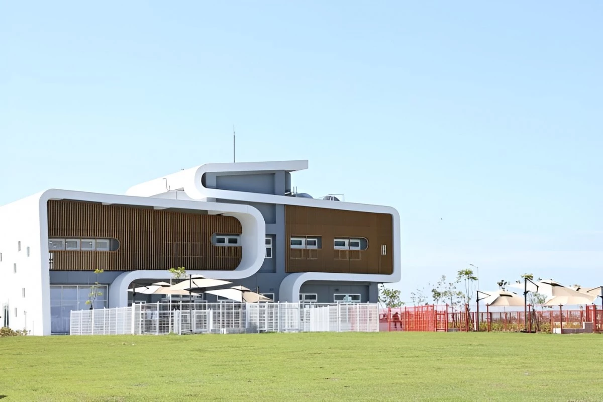 坐落於台南學甲區的全新地標「學甲多功能教育園區」，斥資約 4 億元打造。其中，園區內的「動物收容」是重要任務之一，預計可收容 440 餘隻流浪犬貓，並依規劃優先收容學甲地區的遊蕩犬，希望從源頭改善地方人犬衝突與遊蕩動物安置問題。同時，園區進一步加入生命教育、寵物公園、休閒步道以及社區共享空間，改變過去大眾對動物收容所封閉、沉重的既有印象。