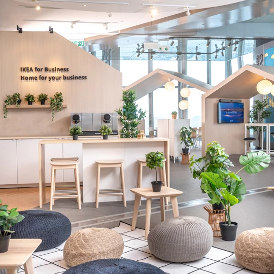 等候多時,IKEA 台南店最快將於 11 月底前開幕,地點位於南紡購物中心 A2 館 B1,約 400 多坪的空間將以精巧型店面形式呈現,並非大型獨立旗艦店。這也是 IKEA 首度進駐百貨商場,預計設置「家居銷售部」、「瑞典食品超市」以及「美食小站」。雖然店面規模不像一般 IKEA 賣場那麼大,仍可以看見 IKEA 台南店精選的家居用品;較大型的家具則可在線上訂購後於台南店取貨,也可選擇配送到府及組裝服務。