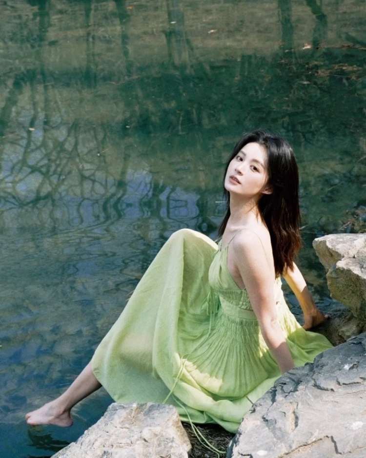 毛林林在《嫁金釵》飾演麗昭儀周芙,是女主角魏嬈(田曦薇飾)的親生母親;她先前在《逐玉》也演過張凌赫的母親魏綰。