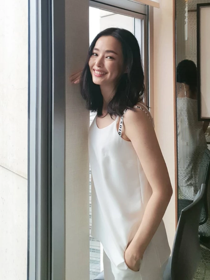 誰說熟齡女性不能穿細肩帶？李荷妮這身純白細肩帶背心，巧妙地運用印有字母的肩帶設計，巧妙融合了運動俐落與法式優雅。在挑選細肩帶或背心時，我建議可選擇帶有字母、寬版帶或具設計細節的肩帶，不僅能分散視覺重心、修飾副乳與鎖骨，還能帶出帶點微辣的運動街頭感，比純性感更顯年輕。