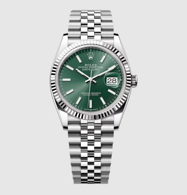 如果偏愛經典又帶點個性的設計,「Datejust 36」會是很值得考慮的選擇。薄荷綠面盤,近年相當受歡迎,搭配標誌性的坑紋外圈與五珠鍊帶,不僅辨識度高,也讓整體造型更顯優雅有層次。(商品價格約:NTD 343,000)
