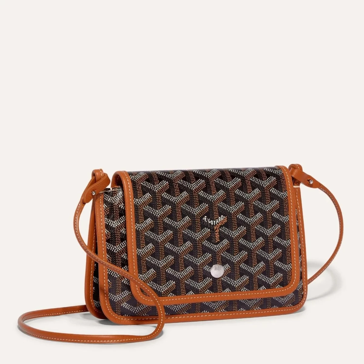 Goyard Plumet Clutch Wallet信封包,可肩背又能當錢包,俐落翻蓋、可拆式肩帶與內部卡片層設計,二手行情甚至高於原價,是保值黑馬。