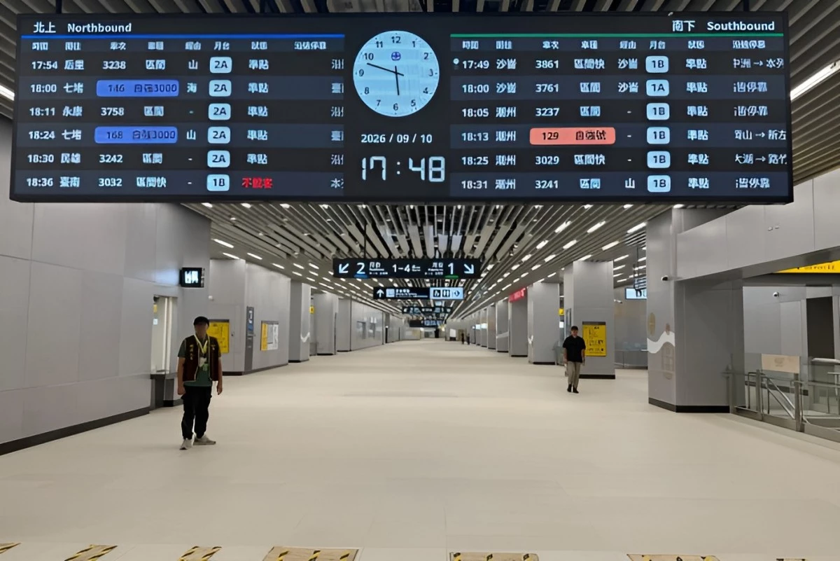 除了地下乘車月台空間,另一個矚目的亮點就是商場規劃。由煙波集團旗下的「煙波生活」首度跨足商場經營與招商,預計進駐的品牌包括 7-ELEVEN、台鐵便當、mister Donut、康是美、大苑子、爭鮮 Gogo、食弁当,以及萬國通路等品牌。不單單只有超商,還有甜點店、飲料店、藥妝店、餐飲品牌等,透過貫穿東西側的下沉式廣場,帶來更便利的乘車服務。