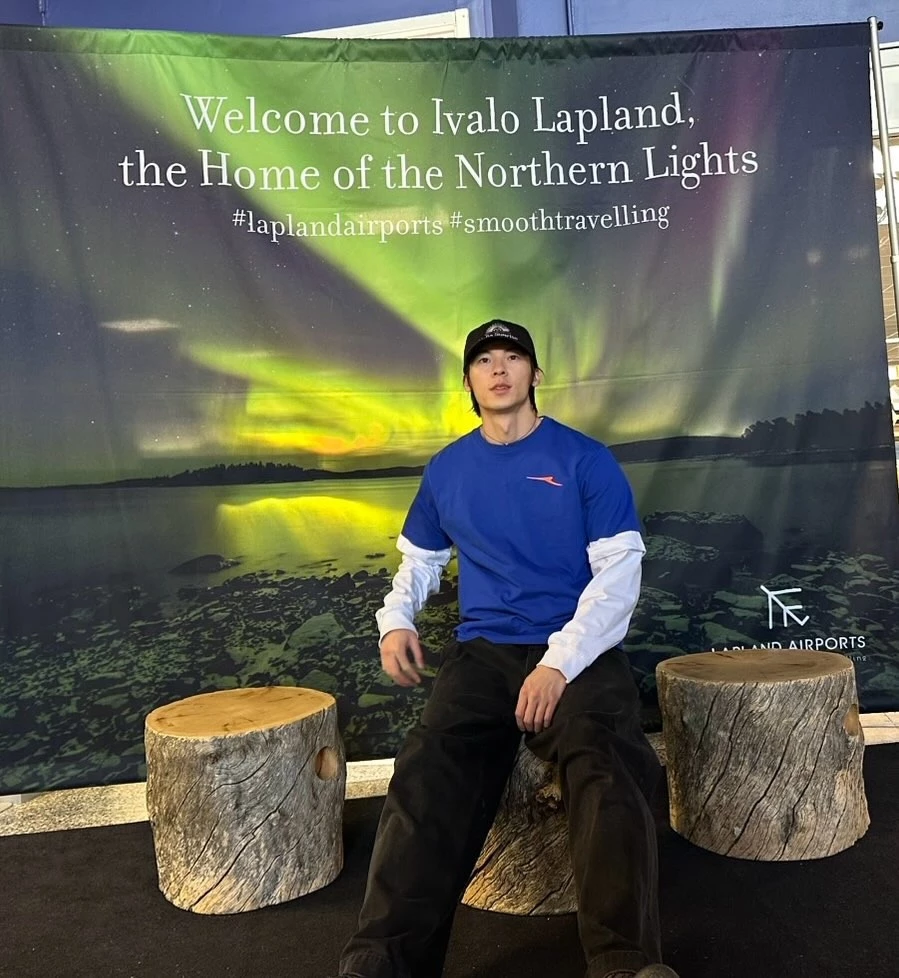 許光漢將Canada Goose Killarney防風夾克青苔綠色隨性繫於腰間，輕盈防風材質隨風擺動，為造型增添層次與率性戶外氣息。