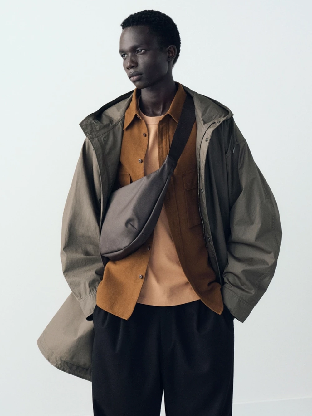 Uniqlo U棉質肩背包背帶可調整長度,肩背或斜背都適合,外側附拉鍊口袋、內側附口袋可收納鑰匙卡片等小物。