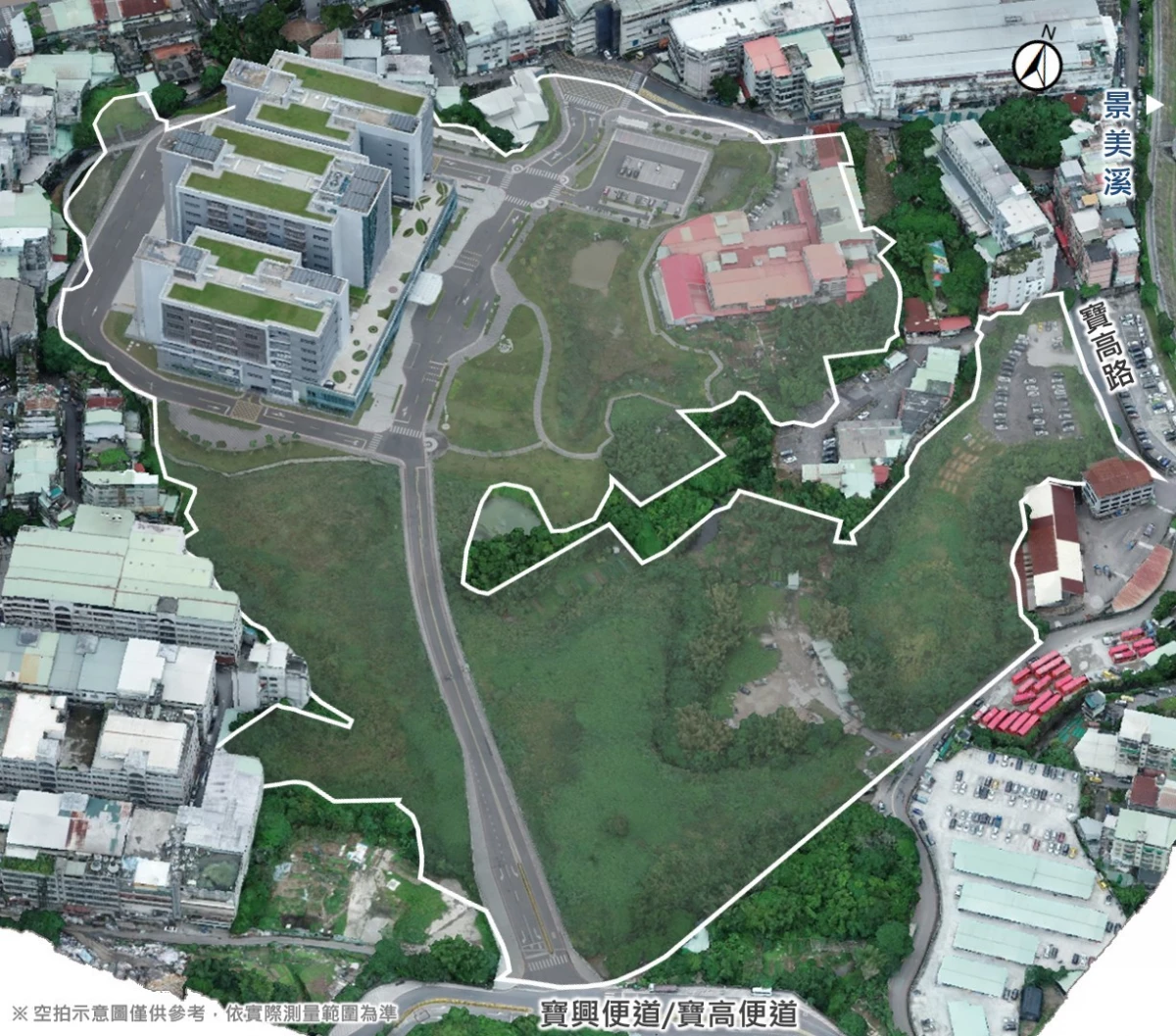 新店全新的智慧產業聚落:寶高智慧產業園區(寶高園區)將迎來二期擴建,延續新店山林綠廊意象,透過建築綠化與生態滯留池,調節都市微氣候,並打造與自然共生的綠色產業環境。建築外觀以銀白色金屬量體結合幾何語彙與流線動勢,呼應 AI、智慧電動車及高階醫療器材等新興產業的發展方向。未來一、二期共計 9.4 公頃的園區整體推動後,估可創造 183 億元的年產值。