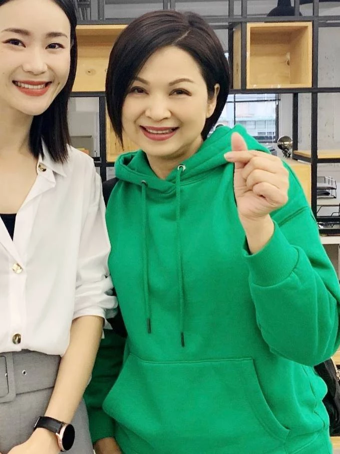 高飽和度的鮮綠色連帽上衣,將楊貴媚的膚色襯托得白皙透亮,洋溢著滿滿的活力與俏皮感。誰說高彩度的綠色只是年輕人的專利?同齡人其實可以大膽擁抱鮮豔色的連帽衫或棉質上衣,關鍵在於保持妝容乾淨、髮型清爽,並搭配簡約俐落的下半身,就能穿出令人驚豔的減齡元氣感,讓整個人看起來瞬間年輕好幾歲。
