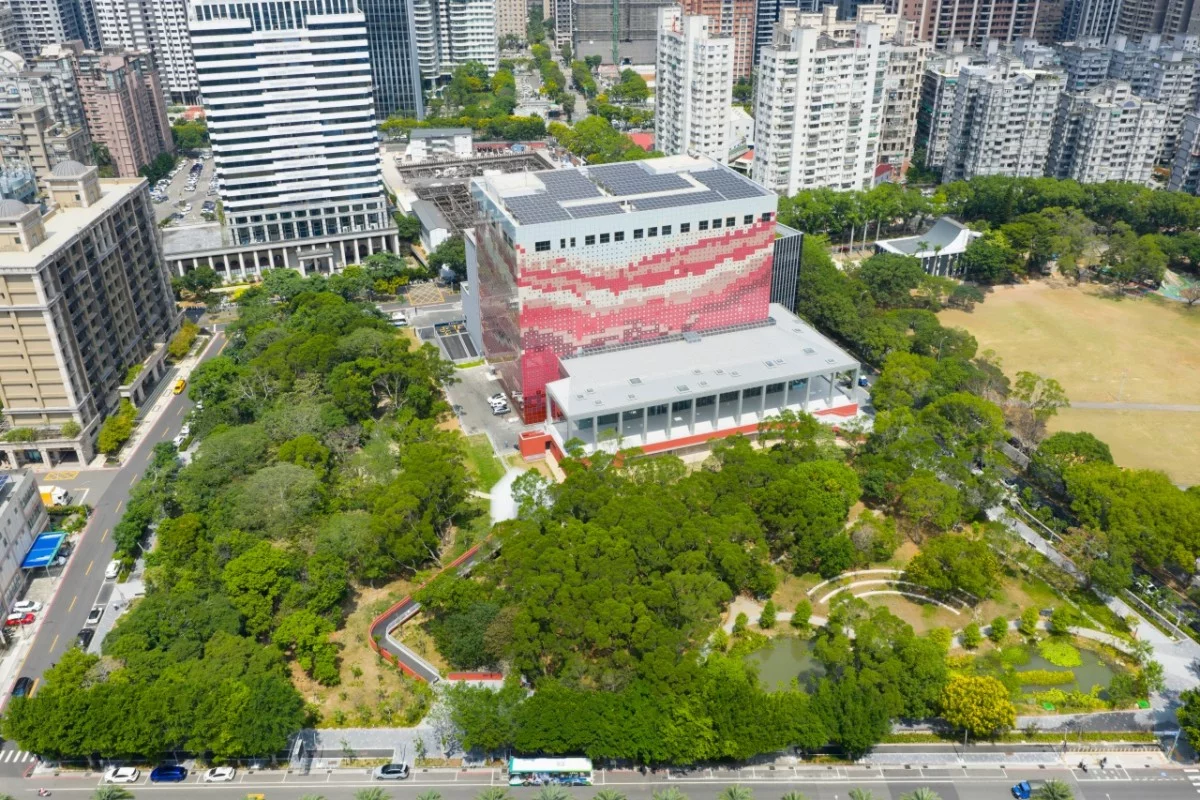 國家檔案館的建築外觀，靈感取自林口臺地紅土沉積的地質特色與層次感。方正的建築量體交錯著水平線條，立面採用漸層磚紅色烤漆玻璃，搭配層次分明的設計，遠看宛如一層層妥善安放、層層堆疊的紙本檔案與書冊卷宗。建築周邊保留林口原生林地與都市綠帶，打破傳統檔案庫給人封閉、嚴肅的印象。