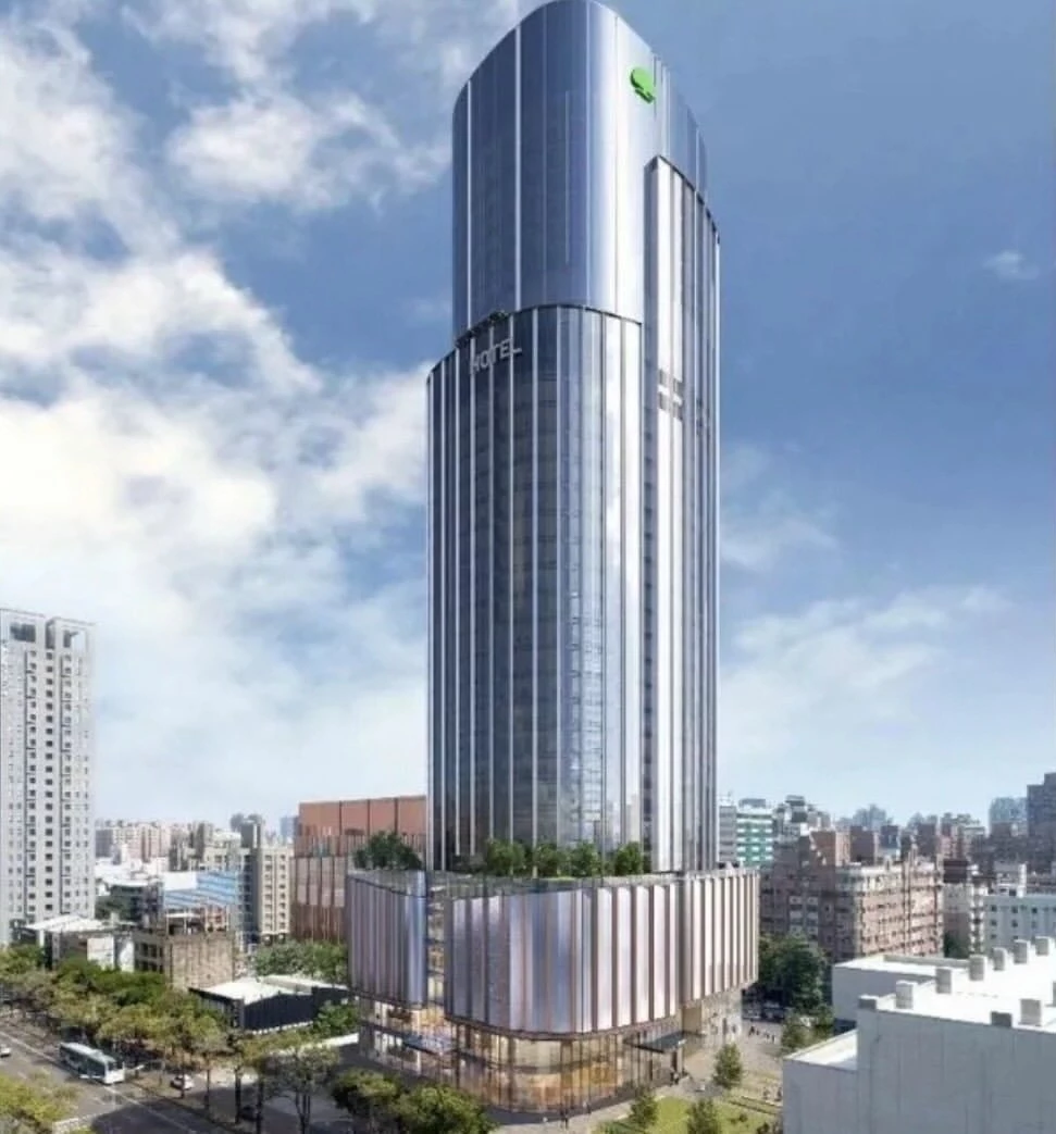 「台中 101 置地廣場」位於西屯核心區域,鄰近捷運市政府站,總樓地板面積約達 4.7 萬坪,這座結合商場、辦公與旅館業的百億級建築,將進一步提升台中的商業環境,推動城市發展更上一層樓。其中 B1 至 7 樓為高端商場約 1.7 萬坪,匯聚國際級品牌、創新零售體驗及多元生活場域,樓層規劃 34 層,建築高度約 175 公尺,預計 2029 年完工、2030年開幕。