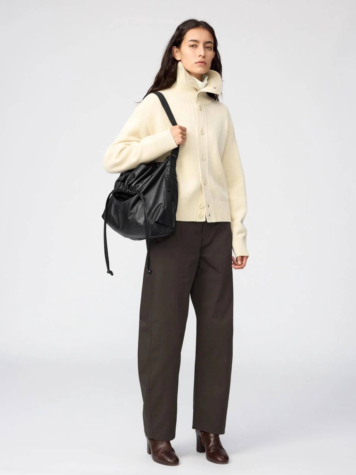 Uniqlo U柔軟抽繩肩背包背帶可調整長度,肩背斜背皆可,側邊附拉鍊開口方便拿取與收納。