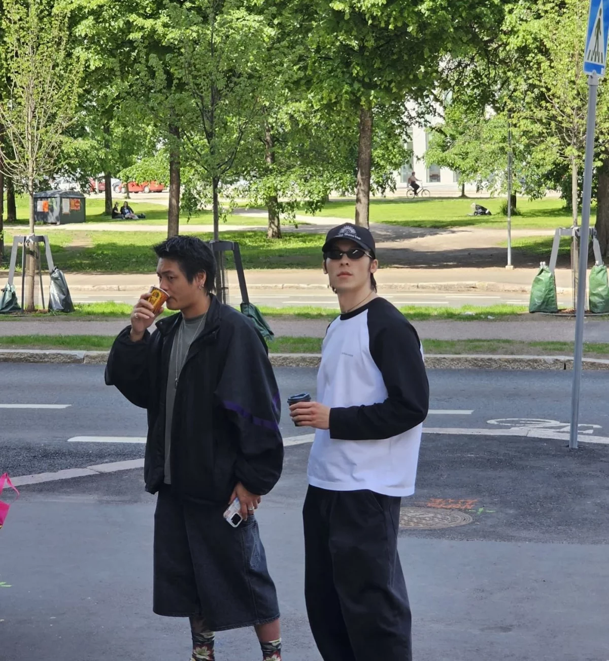 許光漢下身搭配Canada Goose Snow Goose系列深岩棕工裝長褲，腳踩鼠尾草綠麂皮、焦糖厚底大底的Ossington運動鞋，寬版褲型配厚底鞋修飾比例、增高顯腿長。