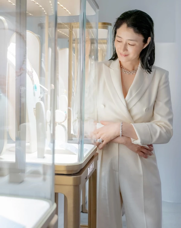 出席正式場合或晚宴時,一套質地上乘的全白或奶白色西裝套裝,往往比繁複的禮服更能展現高雅氣場。50歲的女性在挑選白色套裝時,應注重面料的磅數與挺括度,選擇深V領口剪裁,能修飾臉型與頸部線條。飾品切忌疊搭過多,只需點綴一條精緻的項鍊或手環作為視覺焦點,就能輕鬆實現低調奢華的貴婦質感。
