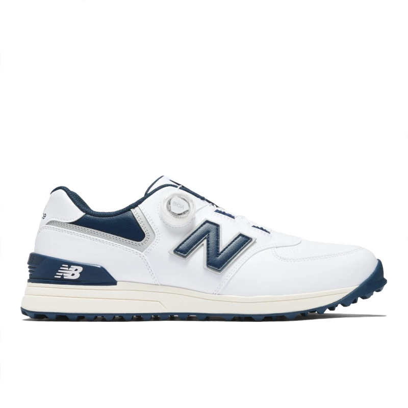 New Balance Golf 574 BOA白底深藍色,搭載BOA旋鈕鞋帶可快速調整包覆鬆緊,提升穿脫效率與貼合穩定感,適合追求便利的球友。