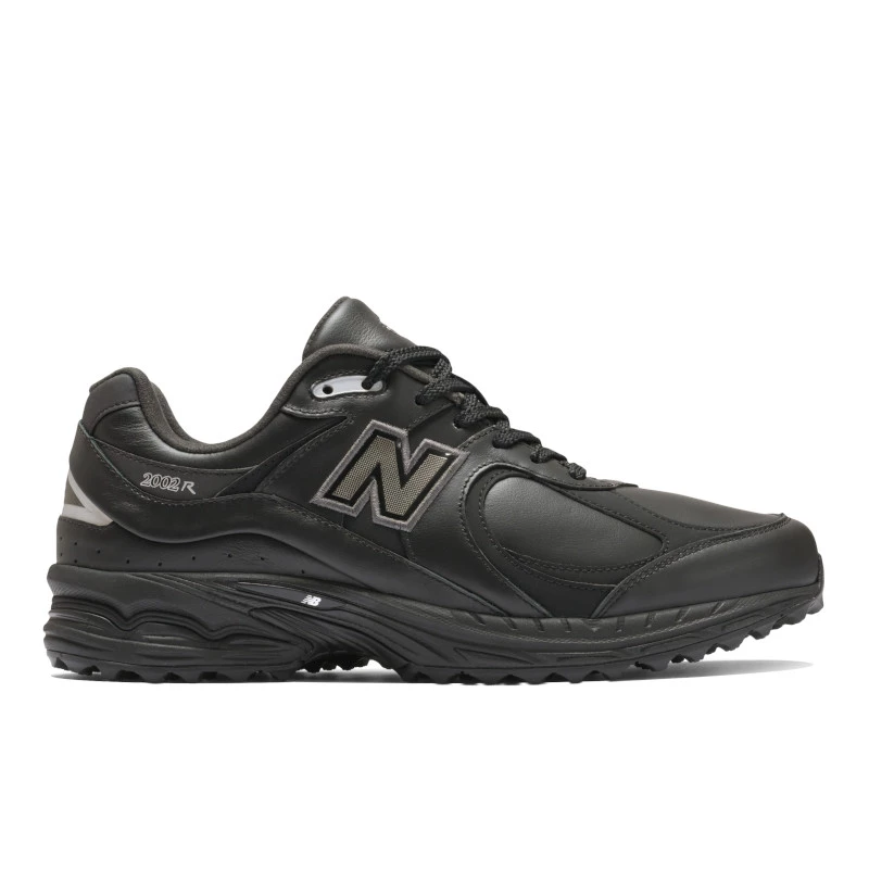 New Balance Golf 2002R黑灰色,承襲人氣2002R設計語言,Nubuck皮革鞋面搭配ABZORB緩震中底與NDurance高耐磨橡膠大底,提供全天候球場表現。