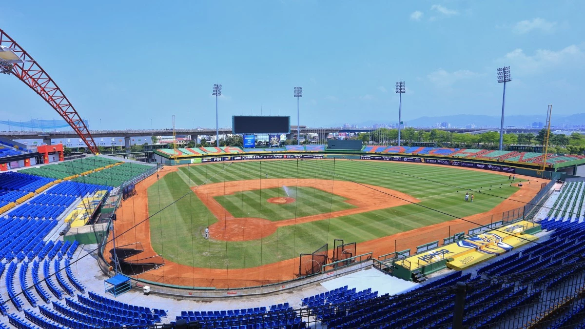 台中捷運紅線全長約 15.42 公里，採高架設計，路線自北屯區崇德路與三民路口向北延伸，沿崇德路、豐原大道及中正路，最終銜接豐原車站，規劃設置 11 座車站（站名尚未定案）：R01 新民高中、R02 崇德進化、R03 文化崇德、R04 北屯、R05 四張犁、R06 洲際棒球場、R07 崇德雅潭、R08 合作國小、R09 社皮、R10 葫蘆墩公園、R11 豐原車站。