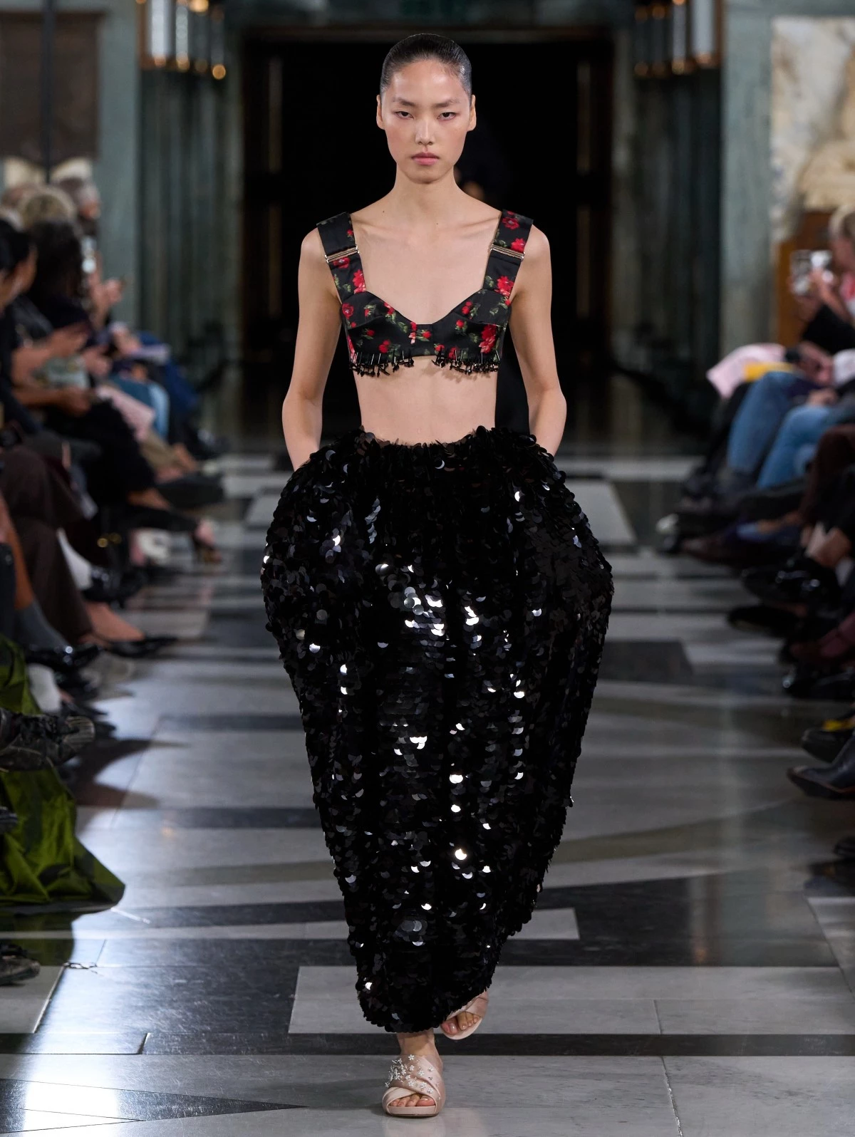 出生於1986年愛爾蘭的Simone Rocha，畢業於倫敦中央聖馬丁學院，父親John Rocha同樣是設計師，品牌至今已走過超過15個年頭。
