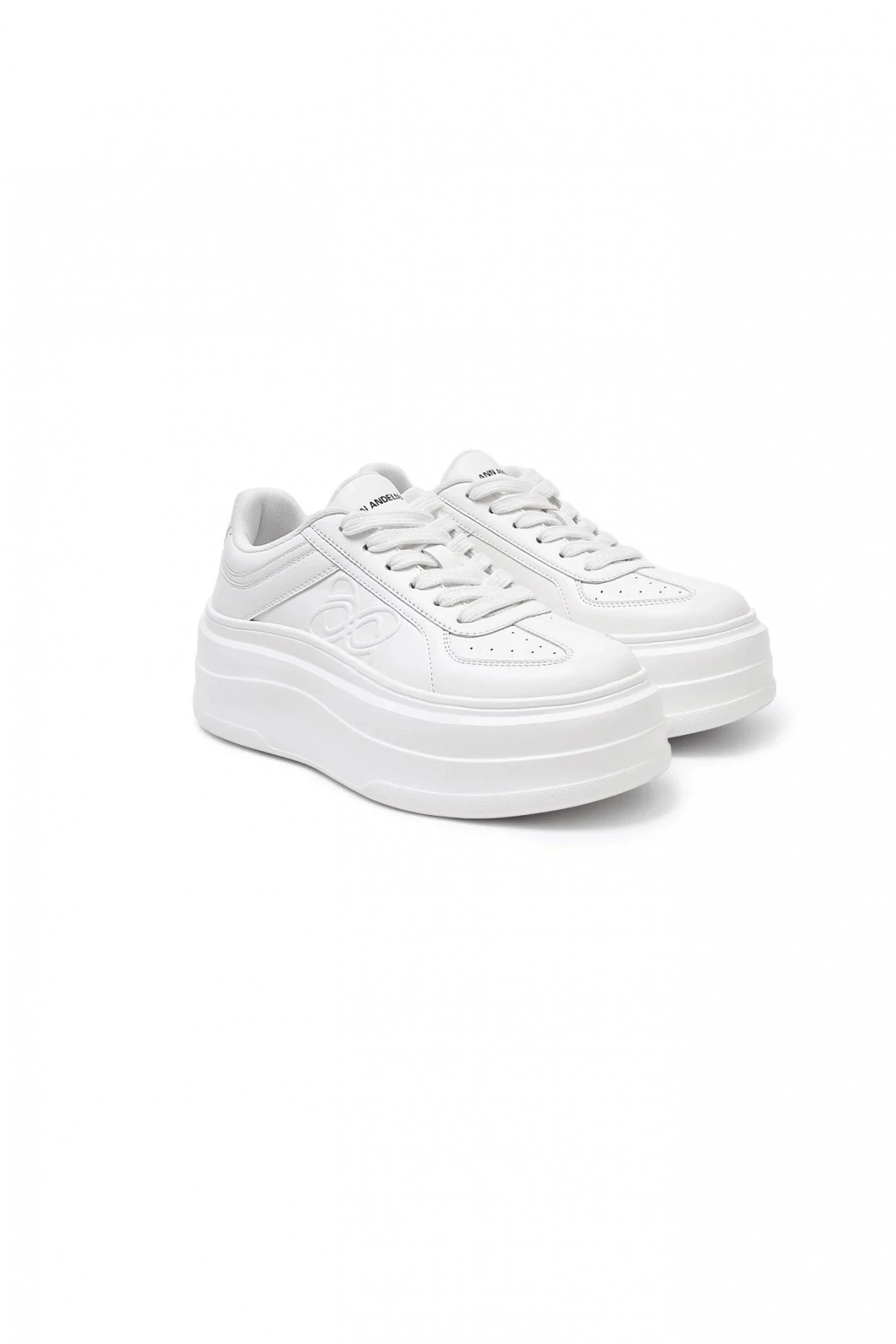 秦嵐同款白色厚底小白鞋為ANN ANDELMAN的White All-Match Shoes,白色鞋身拼接黑色後跟、飾有品牌圓形標誌,搭配厚實增高大底。