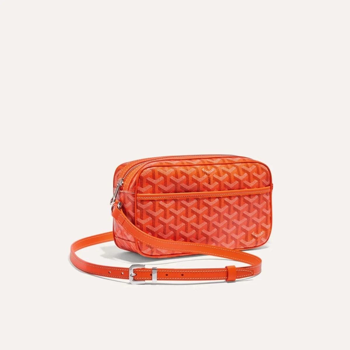 Goyard Cap Vert相機包以俐落線條與實用尺寸著稱,黑色款最受市場青睞,數量稀少、上架即售罄,平均保值率高達97%。