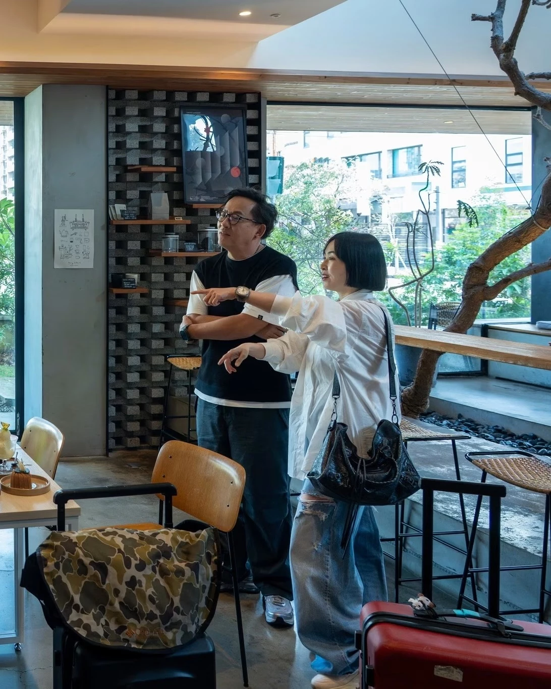 蔡燦得以oversized白襯衫搭配高腰寬版牛仔褲，肩背黑色機車包、腳踩白球鞋，襯衫紮進褲頭拉高腰線，155小個子也顯大長腿。