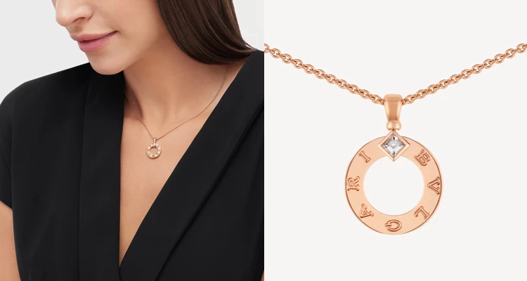 如果覺得單純一顆鑽石太過低調,那麼寶格麗這款「Bvlgari Bvlgari」項鍊就很值得一看。玫瑰金搭配圓形吊墜,中央鑲嵌約0.09克拉鑽石,經典的雙品牌字樣更讓整體多了一點辨識度。它不是甜美型的珠寶,而是帶著寶格麗特有的俐落與大器,非常適合40歲左右的女性,簡單一件素色上衣就能把它戴出成熟又有自信的氣場。(商品價格約:NTD 91,200)
