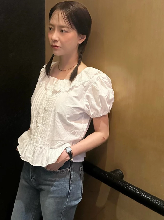 想要嘗試甜美風的熟齡女性們，可以用「平衡」的技巧來達到。像宋智孝這樣，用中性風的單品（如丹寧褲）來搭配過度甜美的單品（如泡泡袖上衣），能讓整體造型更具時髦感。此外，復古風格的單品，本身就帶有減齡屬性，大膽嘗試吧！